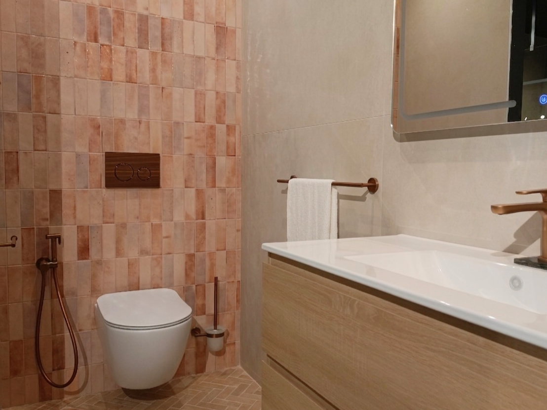 Salle de bains en carrelage zellige beige dans le showroom Cerazur
