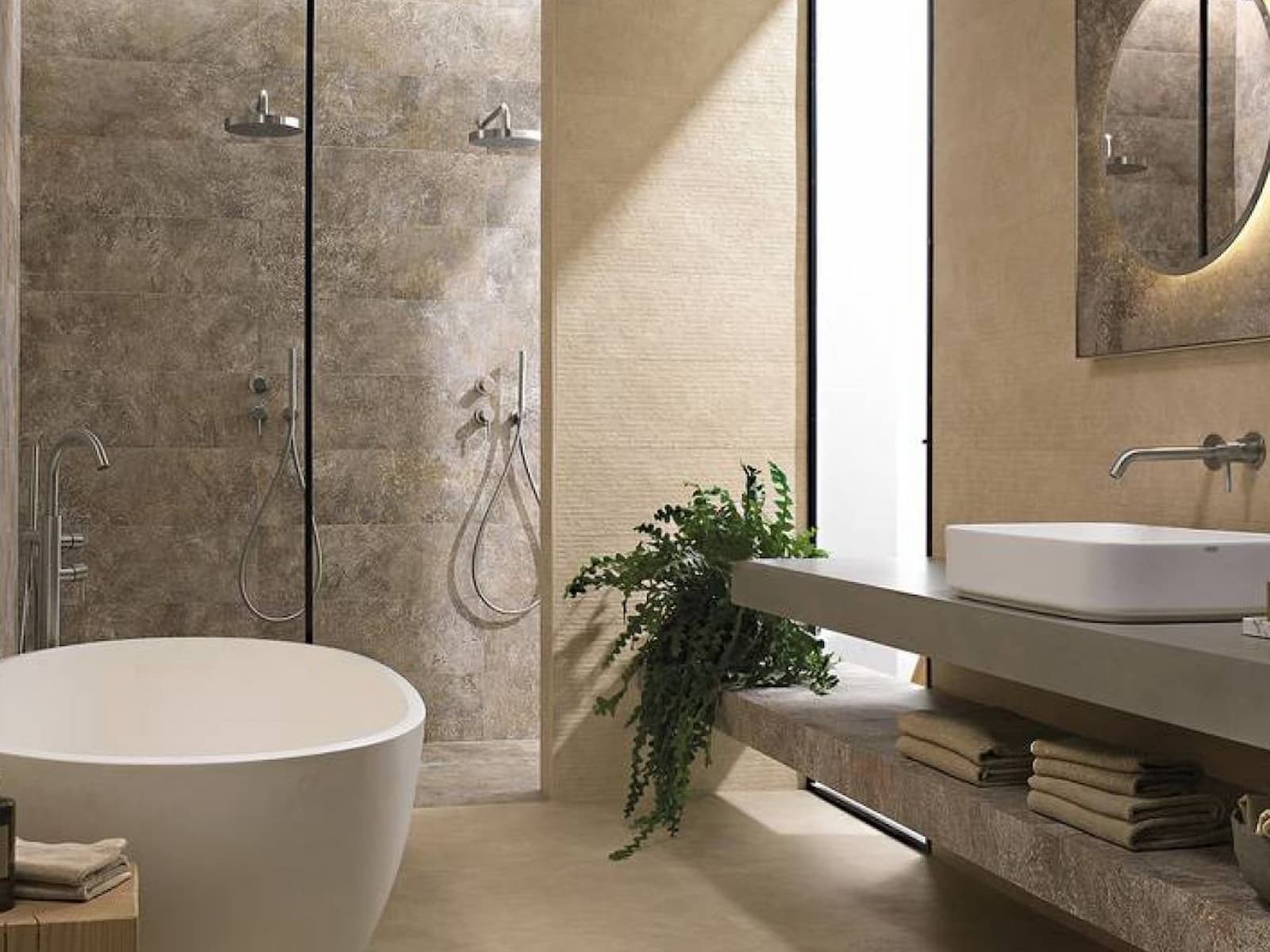Salle de bains beige avec murs textur&eacute;s